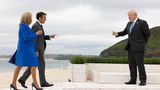 Bei den eleganten Auftritten hilft auch die sportliche Agilität von Brigitte Macron.