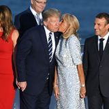 Vielleicht verwandelt er sich in einen Prinzen? Auch bei Donald Trump ließ Brigitte Macron ihren Charme spielen.