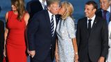 Vielleicht verwandelt er sich in einen Prinzen? Auch bei Donald Trump ließ Brigitte Macron ihren Charme spielen.