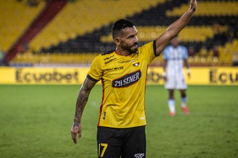 Carlos Tevez Barcelona SC Noche Amarilla 2022