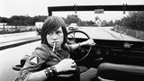 Dieser Film machte ihn schlagartig bekannt: 1976 spielte der damals 14-Jährige in dem Filmdrama "Nordsee ist Mordsee" einen jugendlichen Straftäter, der in einer Sozialsiedlung in Hamburg-Wilhelmsburg lebt und zuhause Gewalt erlebt. Buch und Regie stammen von Hark Bohm, der im Leben des jungen Uwe eine große Rolle spielen sollte.