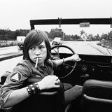 Dieser Film machte ihn schlagartig bekannt: 1976 spielte der damals 14-Jährige in dem Filmdrama "Nordsee ist Mordsee" einen jugendlichen Straftäter, der in einer Sozialsiedlung in Hamburg-Wilhelmsburg lebt und zuhause Gewalt erlebt. Buch und Regie stammen von Hark Bohm, der im Leben des jungen Uwe eine große Rolle spielen sollte.