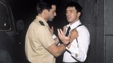 In dem Thriller "36 Stunden Angst – Ein Vater kämpft um sein Kind" spielt Uwe Bohm (r.) eine korrupten Polizisten so überzeugend, dass er dafür 1999 den Deutschen Fernsehpreis als Hauptdarsteller verliehen bekommt. Bohm spielte in seiner Karriere häufig zwielichtige Gestalten, in dieser Rolle wurde er auch in zahlreichen "Tatort"-Folgen besetzt.
