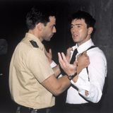 In dem Thriller "36 Stunden Angst – Ein Vater kämpft um sein Kind" spielt Uwe Bohm (r.) eine korrupten Polizisten so überzeugend, dass er dafür 1999 den Deutschen Fernsehpreis als Hauptdarsteller verliehen bekommt. Bohm spielte in seiner Karriere häufig zwielichtige Gestalten, in dieser Rolle wurde er auch in zahlreichen "Tatort"-Folgen besetzt.