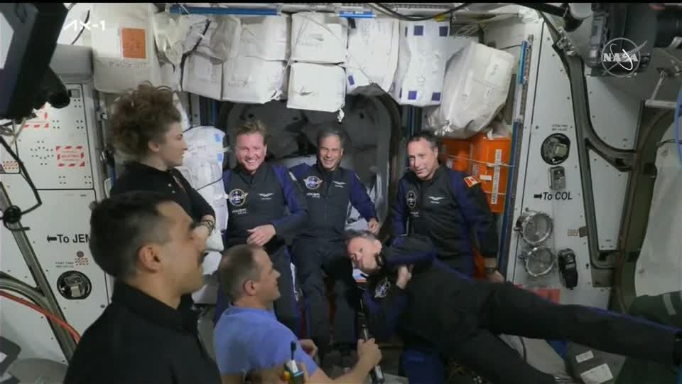 Video: Angedockt: erster rein kommerzieller Flug erreicht ISS Video: Angedockt: erster rein kommerzieller Flug erreicht ISS