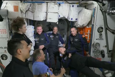 Video: Angedockt: erster rein kommerzieller Flug erreicht ISS