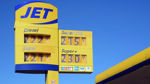 An den Tankstellen stiegen die Benzinpreise zuletzt deutlich an. Eine Studie zeigt, dass der Preisanstieg nicht nur an den Ölpreisen lag.