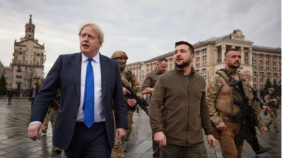 Boris Johnson (l) und Wolodymyr Selenskyj