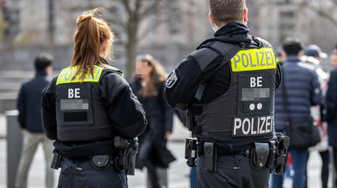 Zwei Berliner Polizist:innen (Symbolbild). Zwei Beamte haben am Wochenende betrunken zwei Männer kontrolliert und bedroht.