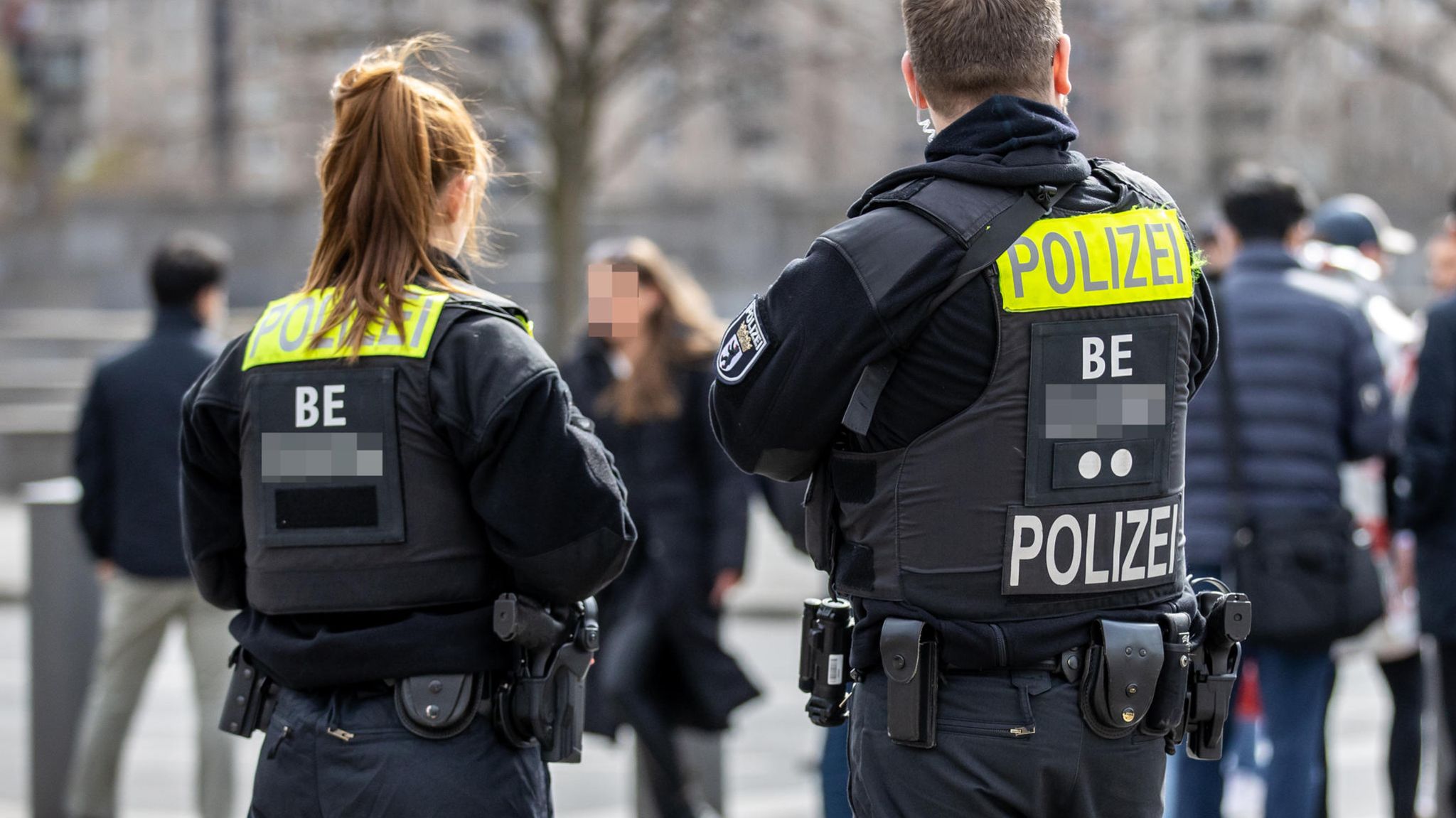 Berlin Polizisten bedrohen betrunken zwei Männer mit Waffen STERN.de