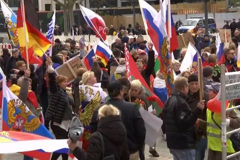 Video: Hannover und Frankfurt: Demonstrierende fordern: Schluss mit dem "Russenhass"