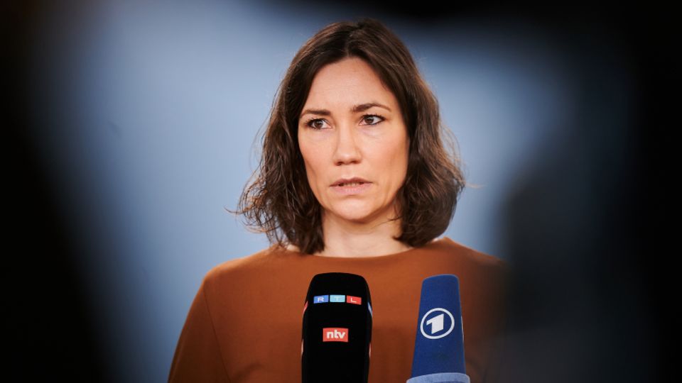 Anne Spiegel ( Bündnis 90/die Grünen) bei einem kurzfristig einberufenen Statement Anne Spiegel ( Bündnis 90/die Grünen) bei einem kurzfristig einberufenen Statement