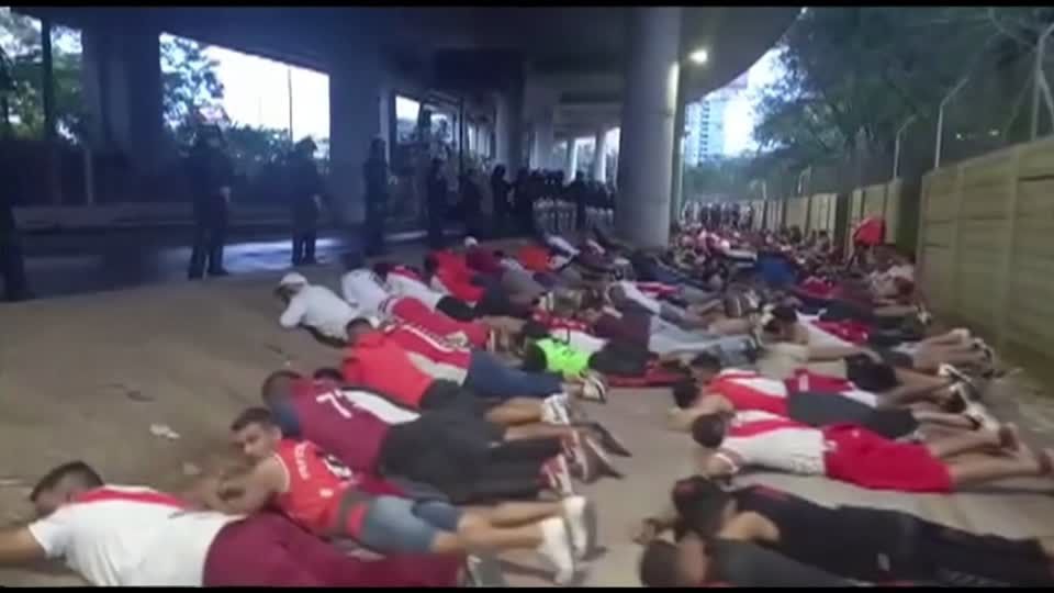 Video: Argentinien: Zahlreiche Festnahmen bei Fußballspiel Video: Argentinien: Zahlreiche Festnahmen bei Fußballspiel