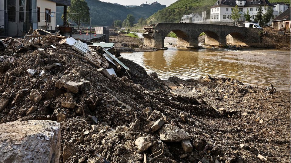 Malu Dreyer Ahrtal Flutkatastrophe Schutt und zerstörte Nepomuk-Brücke über den Fluss Ahr
