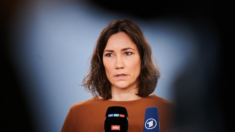 Hochwasserkatastrophe: Anne Spiegel (Bündnis 90/die Grünen), Bundesministerin für Familie, Senioren, Frauen und Jugend hat sich für ihren vierwöchigen Familienurlaub nach der Flutkatastrophe entschuldigt Anne Spiegel (Bündnis 90/die Grünen), Bundesministerin für Familie, Senioren, Frauen und Jugend hat sich für ihren vierwöchigen Familienurlaub nach der Flutkatastrophe entschuldigt