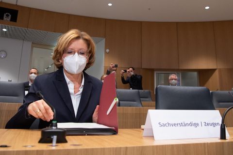Malu Dreyer (SPD) sitzt im Untersuchungsausschuss des Landtags von Rheinland-Pfalz zur Flutkatastrophe im Ahrtal