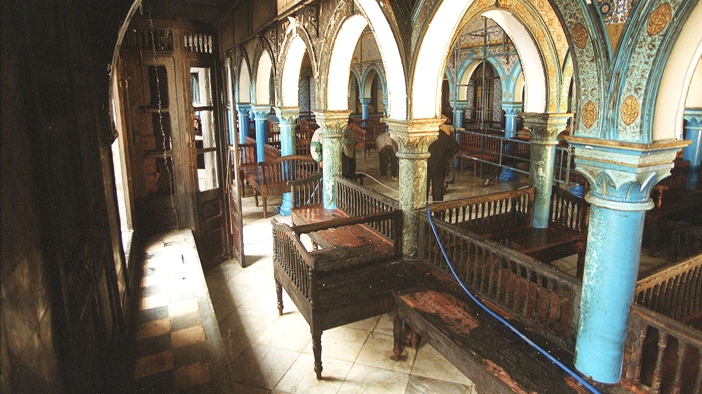 11. April 2002: Terror im Urlaubsparadies – al Kaida tötet auf Djerba 22 Menschen, darunter 14 Deutsche  Es ist der erste Anschlag der Terrorgruppe al Kaida im Westen nach den Attentaten vom 11. September 2001: Auf der tunesischen Ferieninsel Djerba bringt der 24 Jahre alte Fremdenführer Nizar Nawar um 9.35 Uhr vor der La-Ghriba-Synagoge einen Lastwagen mit 5000 Litern Flüssiggas zur Explosion. 22 Menschen kommen ums Leben, darunter 14 Deutsche und der Attentäter. Viele weitere Opfer sind ihr Leben lang durch Verbrennungen gezeichnet.  Das tunesische Regime des damaligen Machthabers Zine El Abidine Ben Ali und die streng kontrollierten Medien versuchen, den Anschlag auf das viel besuchte Heiligtum der jüdischen Gemeinde als Unfall herunterzuspielen. Sie wollen das Image des Landes als stabiles, tolerantes Urlaubsziel für Europäer bewahren. Doch einige Wochen nach der Tat veröffentlicht eine arabische Zeitung ein Bekennerschreiben von al Kaida und stellt klar, wovon die Bundesregierung ohnehin schon lange ausgegangen war: Islamistische Fundamentalisten steckten hinter der Explosion.  2005 wird ein Onkel des Selbstmordattentäters wegen Mittäterschaft zu 20 Jahren Haft verurteilt. Später wird auch der deutsche Islamist Christian G. wegen Beihilfe zum Mord und wegen Mitgliedschaft bei Al-Kaida zu 18 Jahren Haft verurteilt.