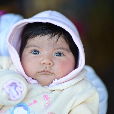 Baby aus Chile blickt in die Kamera