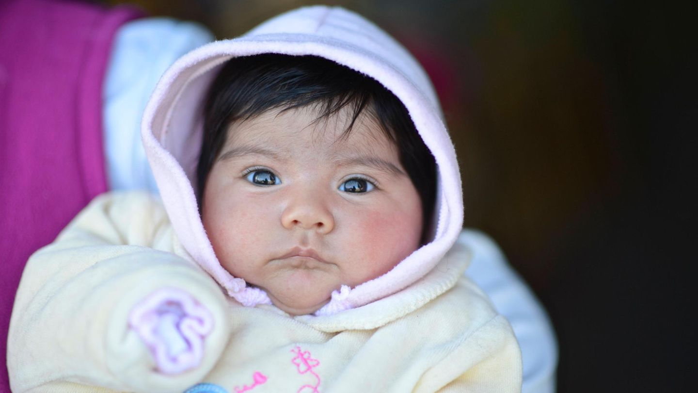 Baby aus Chile blickt in die Kamera
