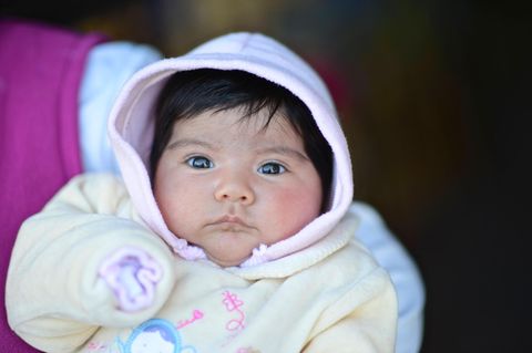 Baby aus Chile blickt in die Kamera