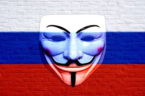 Eine Maske vor der russischen Flagge