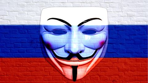 Eine Maske vor der russischen Flagge