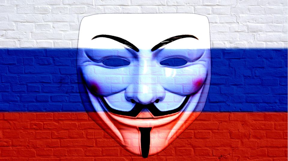 Eine Maske vor der russischen Flagge