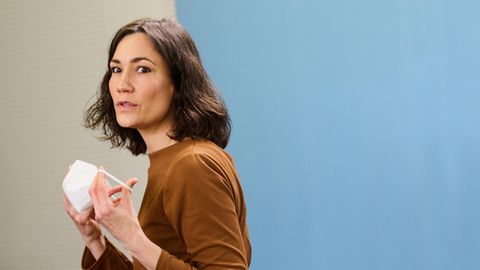 Familienministerin Anne Spiegel mit getriebenem Blick