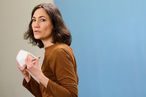 Familienministerin Anne Spiegel mit getriebenem Blick