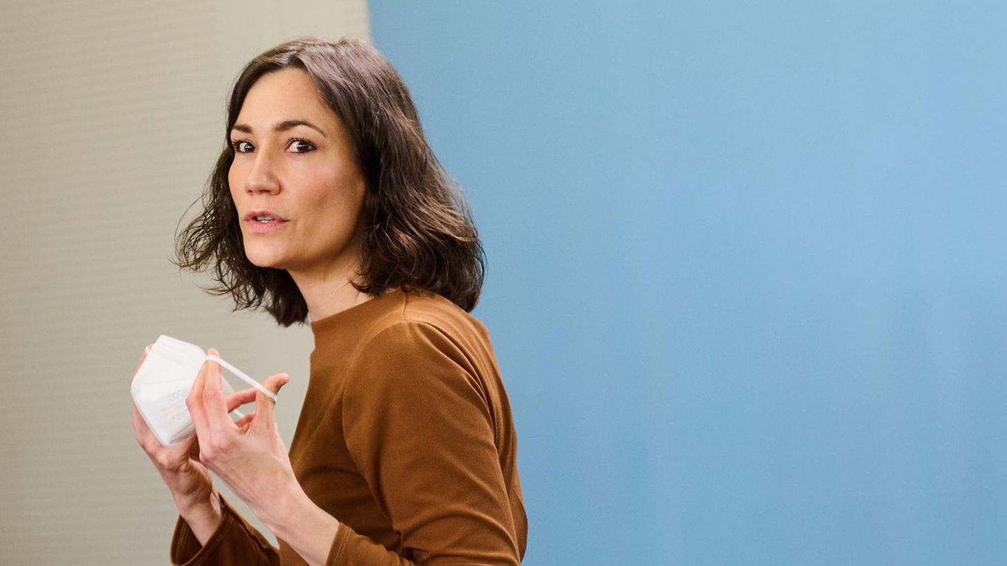 Familienministerin Anne Spiegel mit getriebenem Blick
