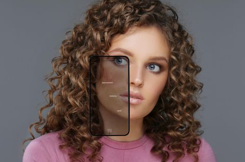 Eine junge Frau bei der bestimmte Hautareale hervorgehoben wurden
