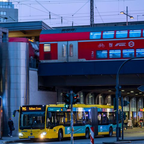 Bus und Bahn am Essener Hauptbahnhof