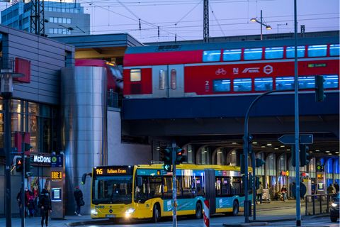 Bus und Bahn am Essener Hauptbahnhof