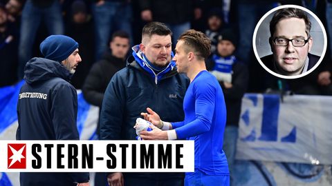 Banaler Selbstzweck: Herthas Peter Pekarik (r.) zieht sein Trikot aus, nachdem Ultras das gefordert haben