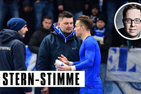 Banaler Selbstzweck: Herthas Peter Pekarik (r.) zieht sein Trikot aus, nachdem Ultras das gefordert haben