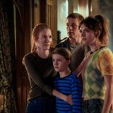 11. April 2022  Keine weiteren Schlüsselmomente: Die Serie "Locke & Key" wird nicht fortgesetzt. Das gab Netflix nun auf seinem Instagram-Account bekannt. Die Produzenten Carlton Cuse und Meredith Averill sagen über das Ende : "Als wir mit der Arbeit an der Serie begannen, hatten wir das Gefühl, dass drei Staffeln die ideale Länge sind, um die Geschichte der Familie Locke und ihre Abenteuer in Keyhouse zu einem zufriedenstellenden Abschluss zu bringen. Die magischen Schlüssel behalten wir allerdings für unseren persönlichen Gebrauch." Die Serie basiert auf der gleichnamigen Comic-Serie von Joe Hill und Gabriel Rodriguez. "Locke & Key" folgt Nina Locke (Darby Stanchfield) und ihren drei Kindern Tyler, Kinsey (Emilia Jones) und Bode (Jackson Robert Scott), als sie in ein altes, geheimnisvolles Haus umziehen, das Keyhouse. Dort finden die Kinder mysteriöse Schlüssel, die im ganzen Haus versteckt sind, und bald entdecken sie, dass sich mit diesen Schlüsseln Türen auf magische Weise öffnen lassen. So gibt es etwa den Kopfschlüssel, mit dem man tatsächlich in den Kopf einer Person eindringen und die Gedanken lesen kann, oder auch den Geisterschlüssel zum Umher-schweben im Haus. Die Geschwister sind jedoch nicht die Einzigen, die von den Schlüsseln wissen, denn es gibt auch ein dämonisches Wesen, das ihnen auf der Spur ist. Fans dürfen sich jetzt aber erstmal wieder auf die dritte Staffel freuen, denn die soll bald veröffentlicht werden. Ein genaues Startdatum gab Netflix bislang noch nicht bekannt. 