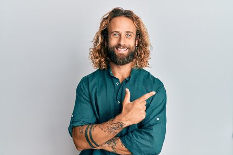 Ein junger Mann mit Tattoos