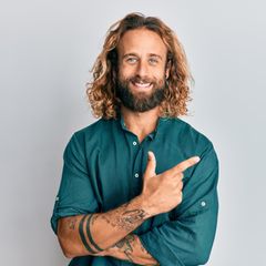 Ein junger Mann mit Tattoos
