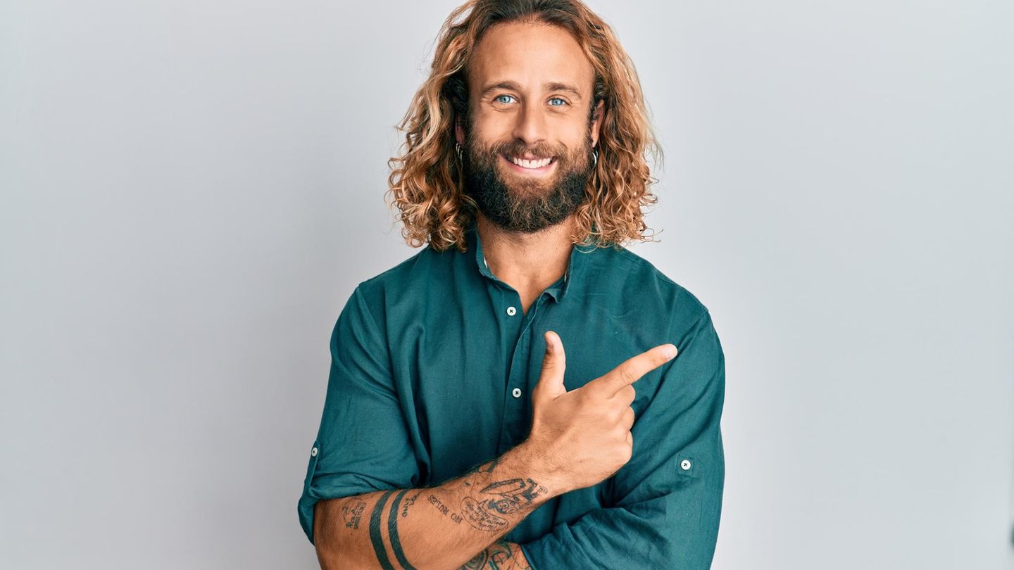 Ein junger Mann mit Tattoos