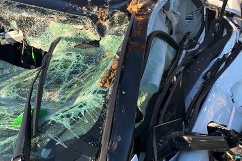 Ein von oben zusammengedrücktes Auto