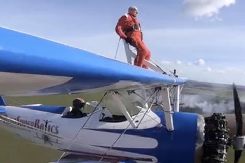 95-Jähriger sitzt gefesselt auf der Spitze eines fliegenden Flugzeugs