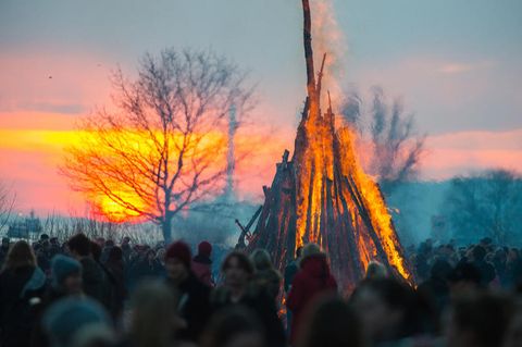 Osterfeuer am Elbstrand in Hamburg-Blankenese