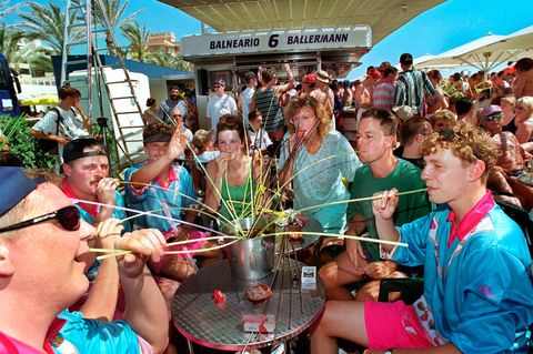 Touristen trinken Sangria am Ballermann