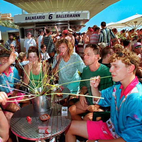 Touristen trinken Sangria am Ballermann
