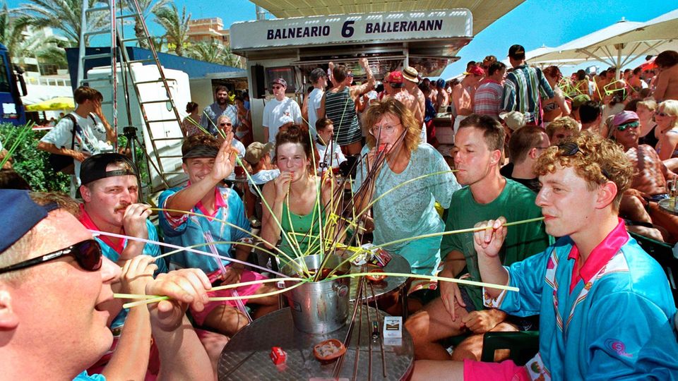 Touristen trinken Sangria am Ballermann