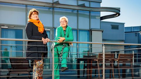 Christine Westermann und Doris Dörrie auf der Dachterrasse des Dorint-Hotels in Köln