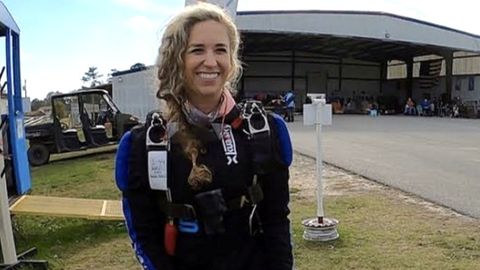 Fallschirmspringerin überlebt Sturz aus 4.000 Meter Höhe