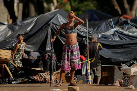 Armut: Eine obdachlose in Sao Paulo steht zwischen Müllbergen