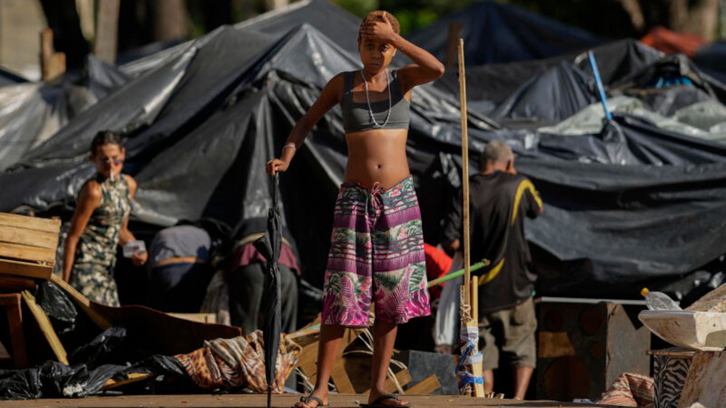Armut: Eine obdachlose in Sao Paulo steht zwischen Müllbergen