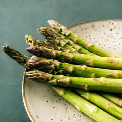 Grüner Spargel auf einem Teller